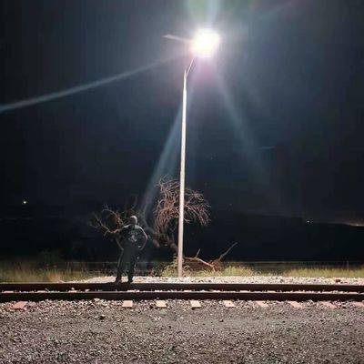 Όλοι σε έναν ηλιακό τροφοδοτημένο πόλο φωτεινών σηματοδοτών 18V των οδηγήσεων 14000lm 30W 80W εγκαθιστούν